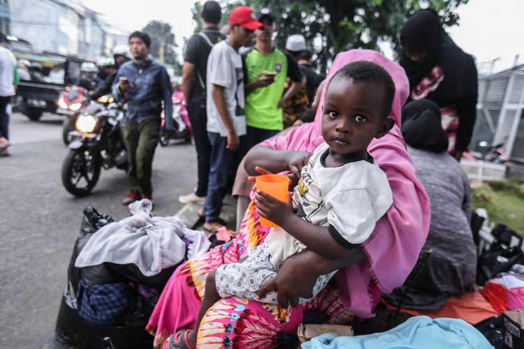 Puluhan warga Afghanistan dan Sudan menempati trotoar di depan Rumah Detensi Imigrasi, Kalideres, Jakarta Barat, Kamis (18/1/2018). Para warga negara asing (WNA) ini sudah menempati trotoar selama kurang lebih satu bulan.