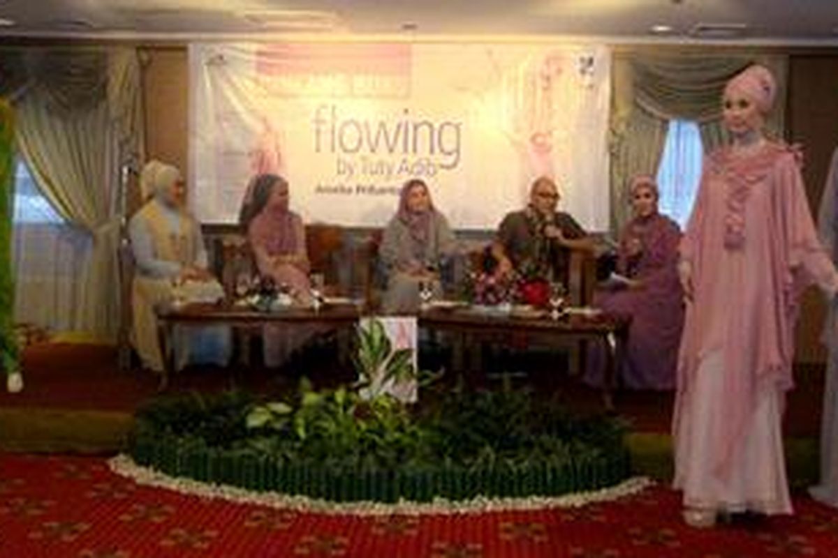 Busana muslim untuk pesta rancangan Tuty Adib ditampilkan saat peluncuran buku Flowing by Tuty Adib di Jakarta, Kamis, 22/3/2012. Busana muslim tak harus bling-bling, cukup dengan memilih bahan dan permainan detil yang tepat.