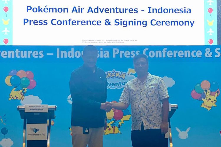 (dari kiri ke kanan) Direktur Utama Garuda Indonesia Irfan Setiaputra dan Corporate Officer Asia Business Division The Pokemon Company Susumu Fukunaga dalam Konferensi Pers dan Seremonial Penandatangan Kerja Sama Pikachu Air Adventure-Indonesia di Jakarta, Selasa (30/5/2023).