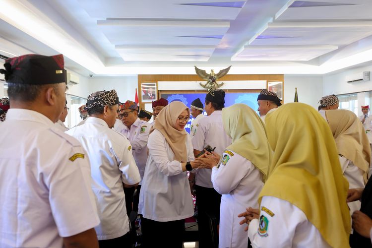 Bupati Banyuwangi Mutasi 42 Kepsek SMP, Minta Peka soal Isu Putus Sekolah