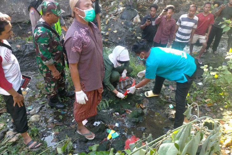 Evakuasi mayat bayi perempuan yang ditemukan warga Desa Paok Motong, Lombok Timur, Nusa Tenggara Barat. Mayat bayi perempuan itu ditemukan di bawah jembatan, Jumat (2/2/2024) sore.