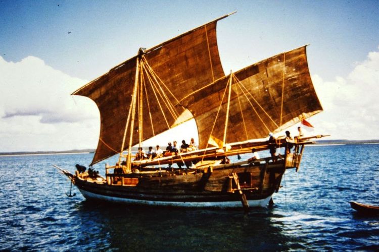 Prosese pembuatan dan pembongkaran perahu legendari Padewakang saat di facking sebelum dikirim ke Eropa untuk mengikuti ajang Europalia Arts Festival 2017 bersama negara-negara Eropa lainnya di Bulukumba dan Polewali Mandar.