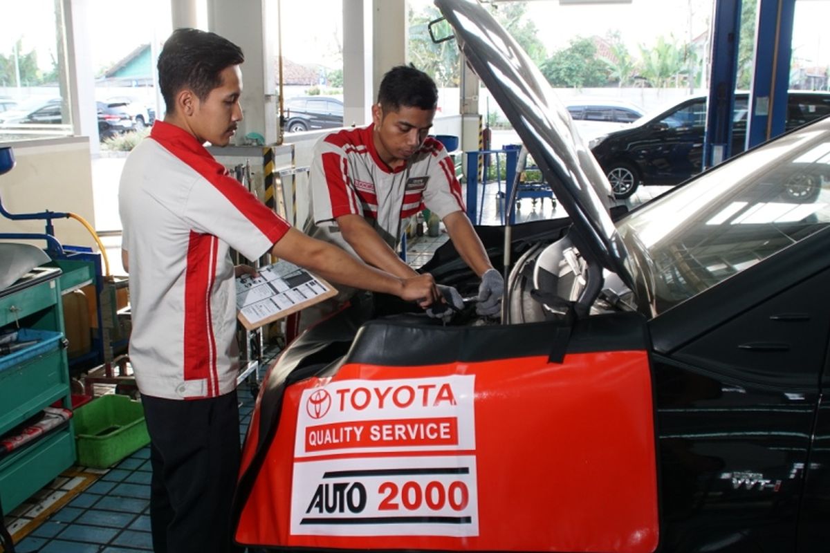 Ilustrasi servis mobil di dealer Auto2000