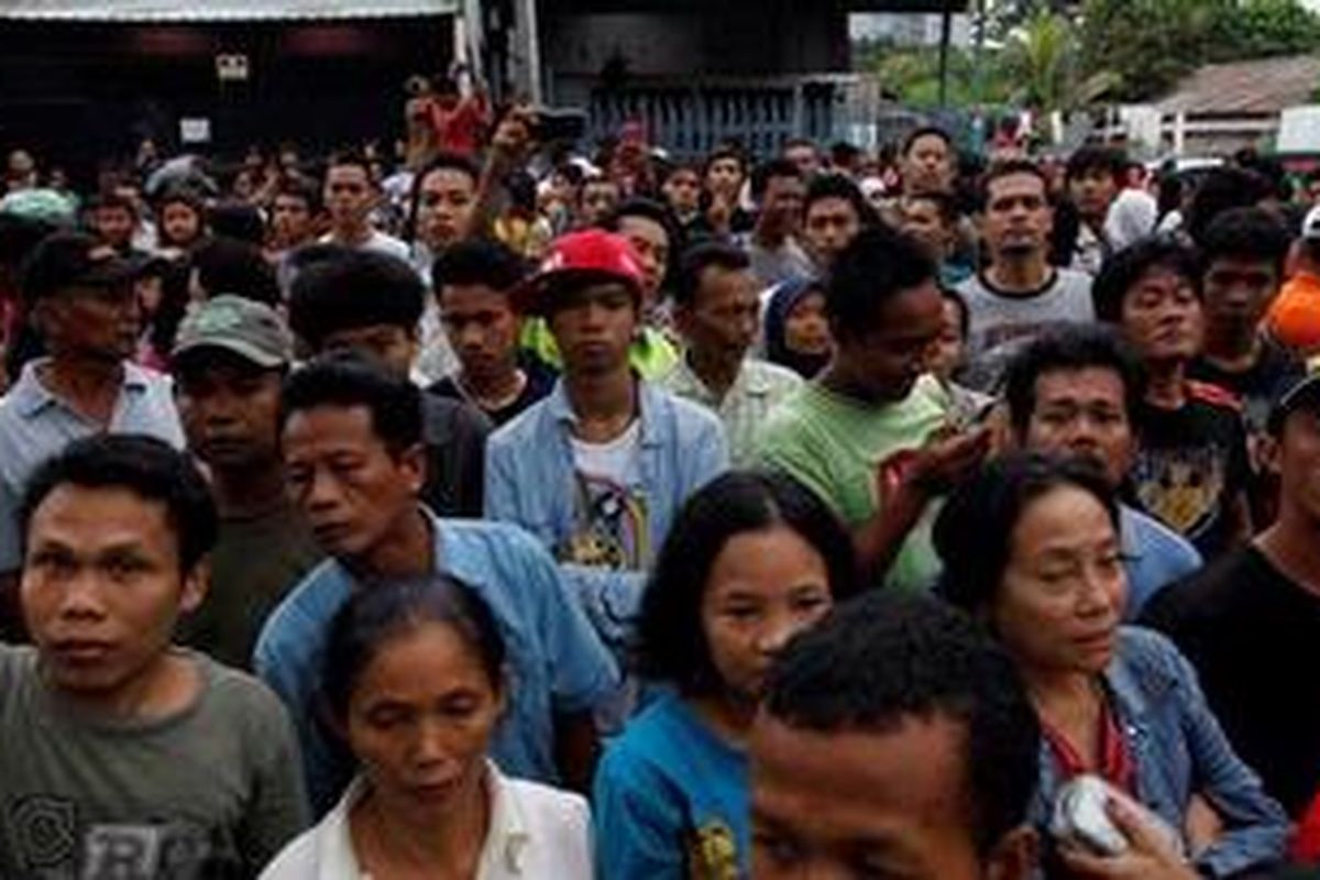 Warga berkerumun di sekitar lokasi ledakan bom di Kantor komunitas Utan Kayu di Jalan Raya Utan Kayu, Matraman, Jakarta Timur, Selasa (15/3/2011). Polisi mengeluarkan pernyataan resmi bahwa ledakan berkekuatan rendah berasal dari paket buku berisi bom. Seorang polisi dan satpam terluka dalam peristiwa ini.