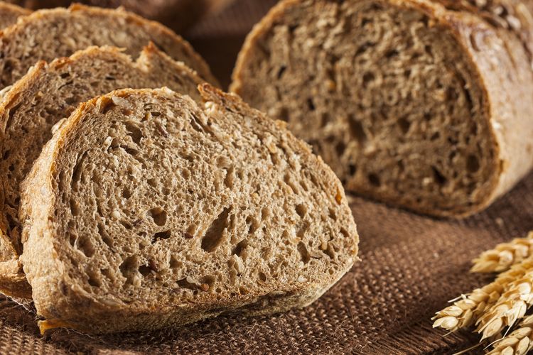 Ilustrasi roti gandum terbuat dari biji gandum utuh. 