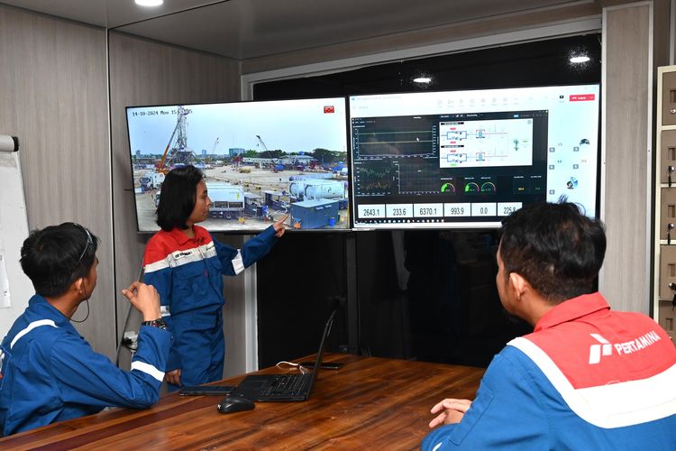 Tim Pertamina terlihat memantau injeksi C02 menggunakan sistem digital 24 DARA CO.CO di Lapangan Sukowati, Bojonegoro, Jawa Timur. 
