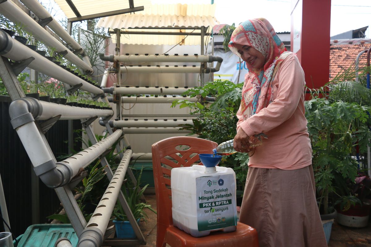 Gerakan sedekah minyak jelantah lewat progam Terima Sedekah Minyak Jelantah untuk Mereka (Tersenyum) diinisiasi oleh Rumah Sosial Kutub di Jakarta Selatan. 