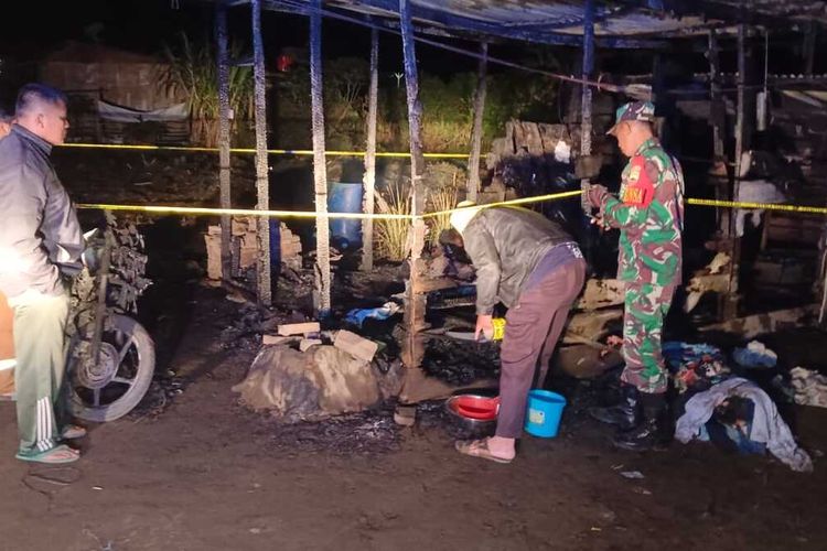 Kondisi rumah pasca peristiwa kebakaran rumah yang menewaskan dua Balita di Dusun Paya Lulu, Nagori Purba Dolok, Kecamatan Purba, Kabupaten Simalungun, Provinsi Sumatera Utara, Selasa (26/3/2024) malam.