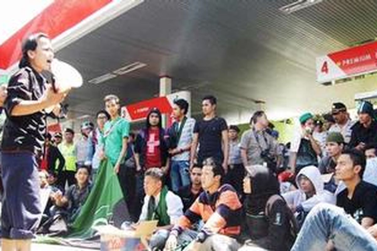 Ratusan mahasiswa dari Himpunan Mahasiswa Islam (HMI) Malang, menggelar aksi unjuk rasa menolak kenaikan harga BBM di SPBU di Kota Malang, Jawa Timur, Senin (26/3/2012). Pihak SPBU merugi lebih dari Rp 40 juta. 