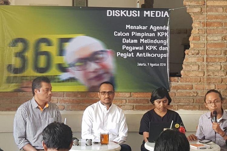 Mantan Ketua KPK Periode 2011-2015 Abraham Samad (kedua dari kiri) saat hadir dalam diskusi media bertajuk Menakar Agenda Calon Pimpinan KPK salam Melindungi Pegawai KPK dan Pegiat Antikorupsi di Cikini, Jakarta Pusat, Rabu (7/8/3019).