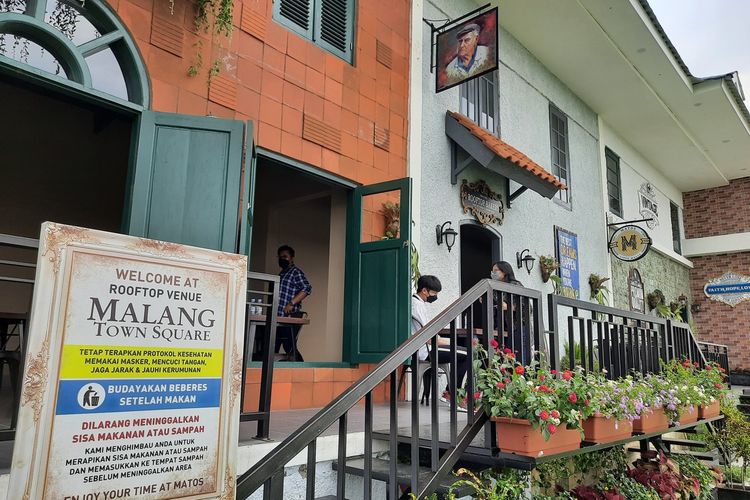 Rooftop di Mal Malang Town Square (Matos) yang disiapkan bagi pengunjung yang ingin makan, Senin (30/8/2021).