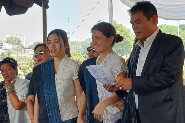 Tangis Marsha Aruan di Hadapan Pusara Ibundanya