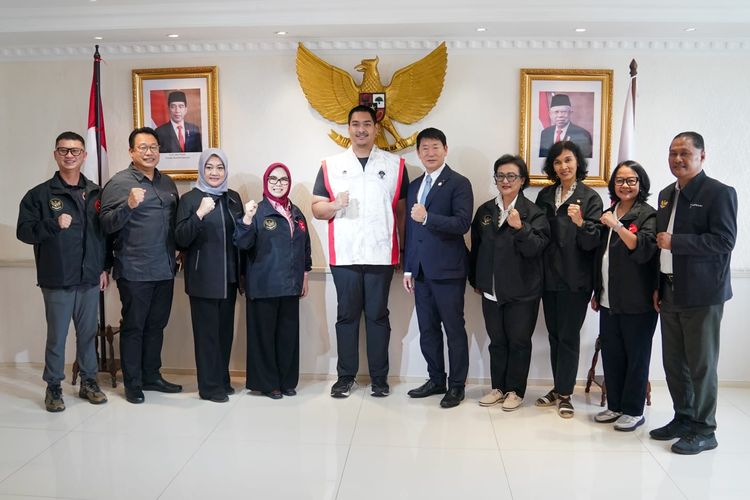 Menteri Pemuda dan Olahraga Republik Indonesia (Menpora RI) Dito Ariotedjo menerima kedatangan Presiden Senam Internasional (FIG) Morinari Watanabe di Kemenpora, Jakarta, Jumat (11/8/2023).