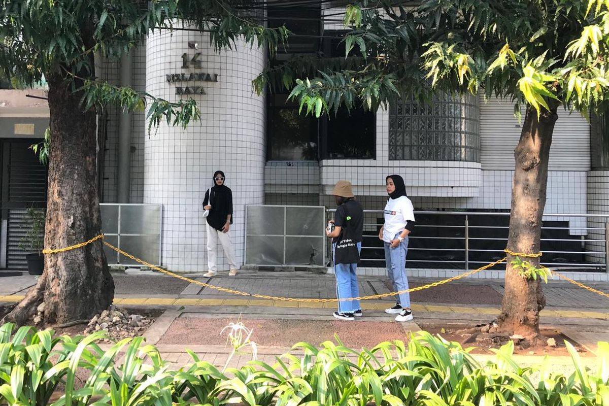 Sejumlah anak muda jalan-jalan sore di sekitaran Jalan Melawai Raya, Kebayoran Baru, Jakarta Selatan pada Senin (9/11/2020) sore. Para anak muda berburu foto di kawasan pertokoan Blok M lantaran dianggap estetik.