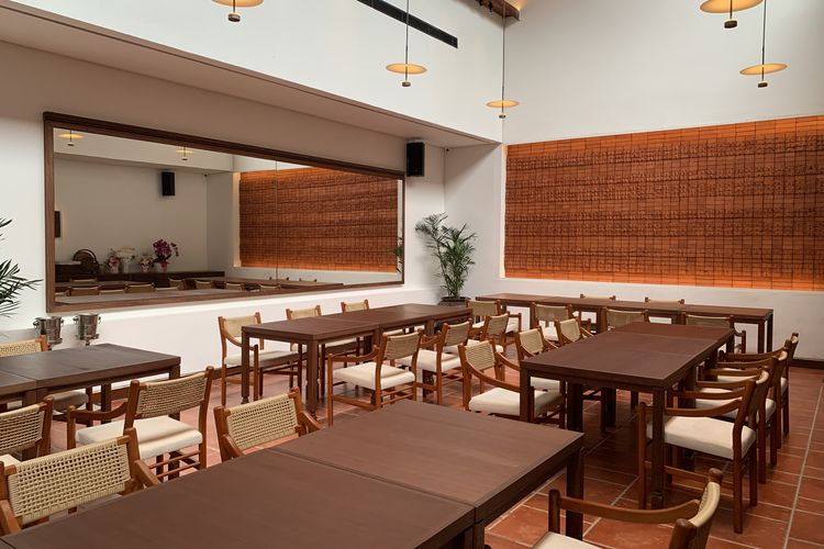 Ruang makan outdoor di restoran TAMU di Jalan Adityawarman I Nomor 8, Melawai, Kebayoran Baru, Jakarta Selatan.