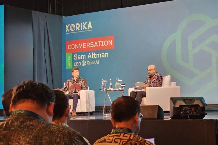 CEO OpenAI, perusahaan pembuat ChatGPT, Sam Altman bersama Hammam Riza selaku Presiden Korika, dalam sebuah diskusi panel di Jakarta, Rabu (14/6/2023).