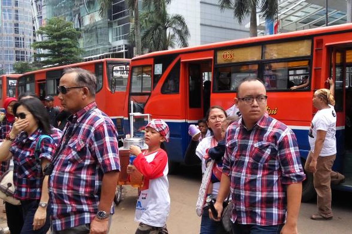 Pendukung pasangam calon gubernur dan wakil gubernur DKI Jakarta nomor pemilihan 2, Basuki Tjahaja Purnama atau Ahok dan Djarot Saiful Hidayat saat memadati kawasan Gelora Bung Karno Senayan, Jakarta pada Sabtu (4/2/2017).