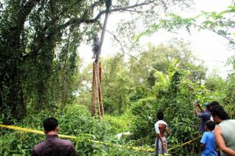 Seorang pria ditemukan tewas tergantung di sebatang pohon setinggi 10 meter di Beo, Kabupaten Talaud.