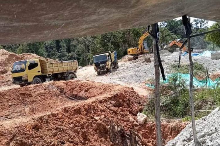 Aktivitas pertambangan tanpa izin (PETI) di Desa Onondoa, Kecamatan Rampi, Kabupaten Luwu Utara, Sulawesi Selatan.