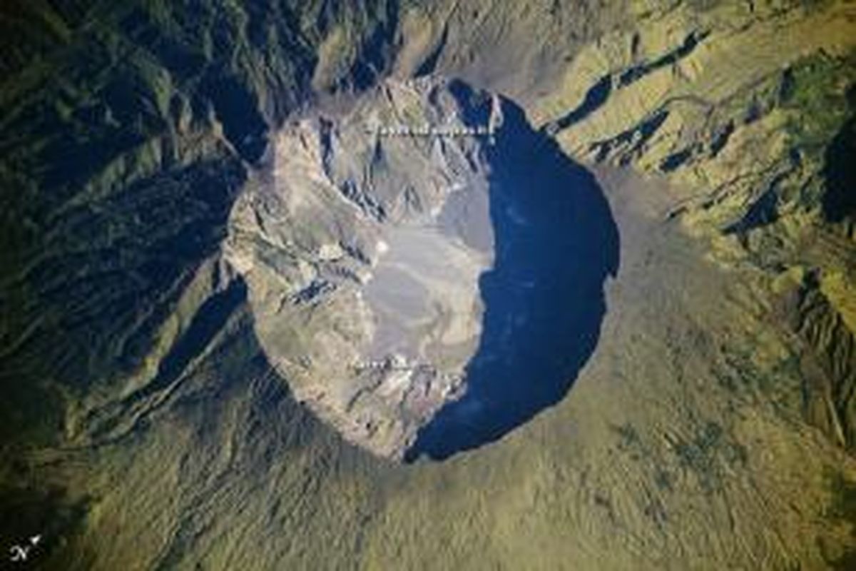 Wajah Tambora diambil dari Stasiun Luar Angkasa Internasional pada tahun 2009.