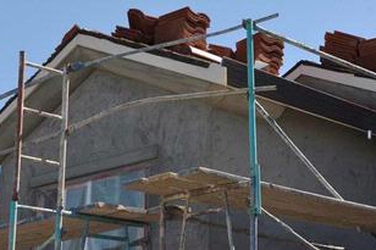 Adapun 43.000 rumah gagal akad itu merupakan imbas dari dikeluarkannya UU Nomor 1 tahun 2011 tentang Perumahan dan Kawasan Permukiman, terutama pasal 22 ayat 3 yang mengatur luas lantai minimal 36 meter persegi dengan harga jual Rp 70 juta.