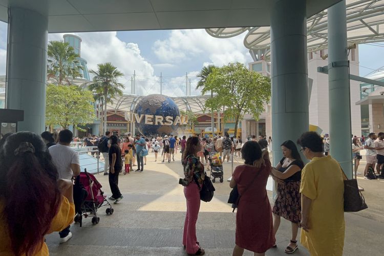 Suasana di area pintu masuk Universal Studios Singapura yang ramai pengunjung, Rabu (21/9/2022)