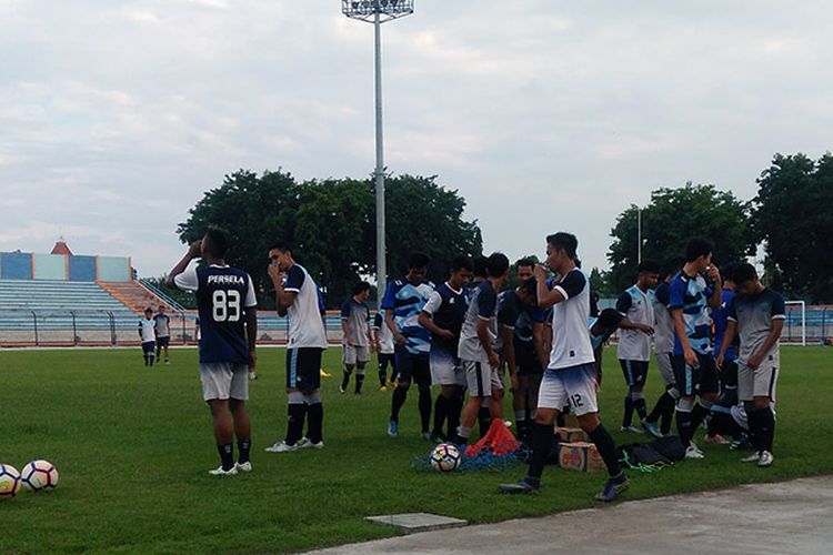 Para pemain Persela Lamongan saat beristirahat sejenak, sebelum melanjutkan sesi latihan bersama.