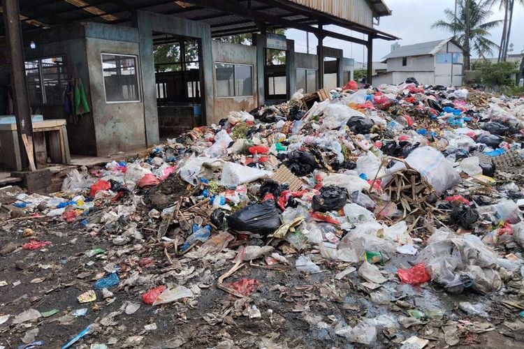 Kondisi gunung sampah di Pasar Sehat Cileunyi, Kabupaten Bandung, Jawa Barat pada Kamis (28/12/2023)