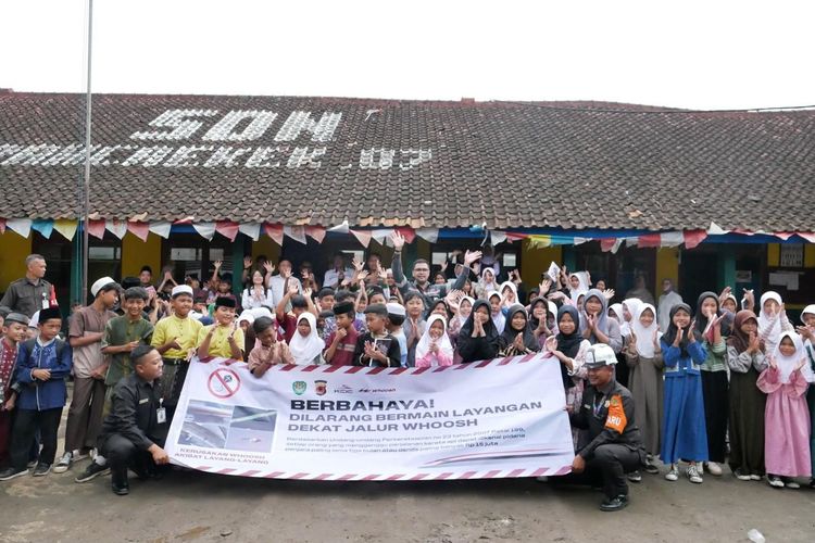 Terhitung sepanjang 2024 hingga Mei 2026, KCIC telah melaksanakan 46 kegiatan sosialisasi keselamatan yang menjangkau 38 sekolah mulai dari jenjang SD hingga SMP dengan total 7.827 siswa, serta masyarakat di enam kecamatan di wilayah yang rentan mengalami gangguan layang-layang.