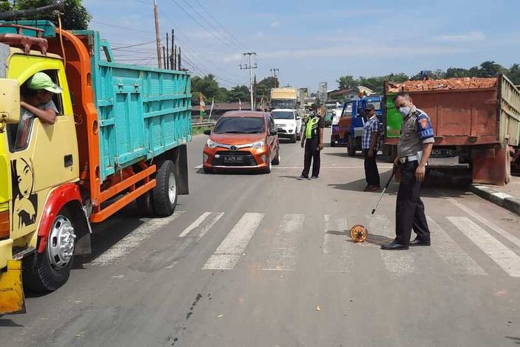 Petugas kepolisian sedang melakukan penanganan kecelakaan lalu lintas di Jalan Raya Jonggol-Cileungsi atau tepatnya di Danau Tunggilis, Desa Cipeucang, Kecamatan Cileungsi, Kabupaten Bogor, Jawa Barat, Senin (21/3/2022).
