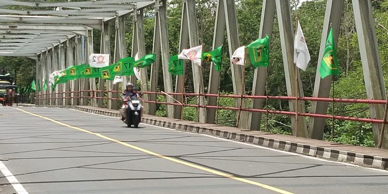 Bendera partai politik dipasang di tepi jembatan Brojonalan, Borobudur, Magelang, Rabu (24/1/2024).