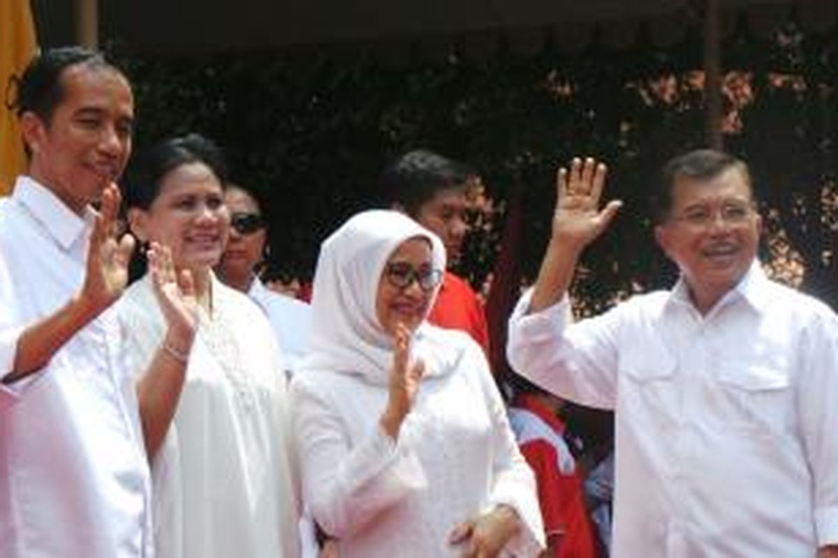 Joko Widodo dan Jusuf Kalla saat mendeklarasikan diri sebagai pasangan calon presiden dan calon wakil presiden, Senin (19/5/2014), di Gedung Joang 45, Jakarta Pusat.