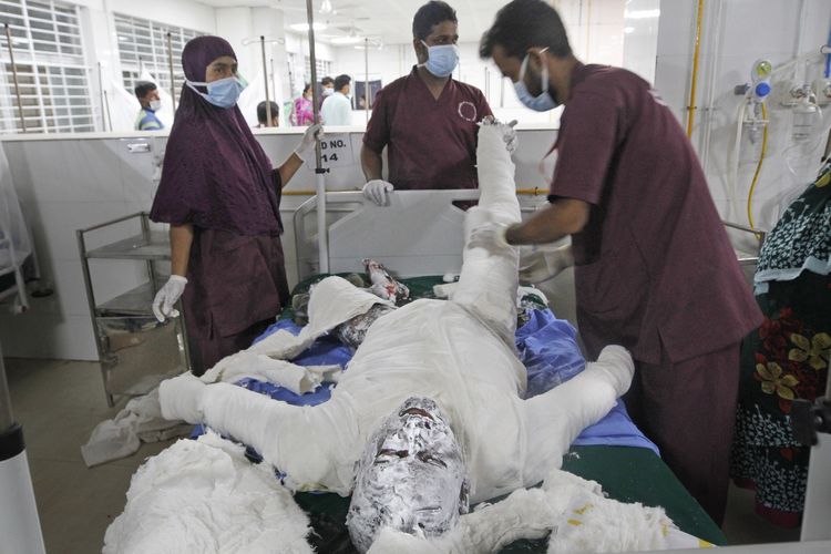 Para dokter merawat jemaah yang menjadi korban meledaknya masjid di Dhaka, Bangladesh, pada Sabtu (5/9/2020). Belasan korban mengalami luka bakar 70-80 persen dan dalam kondisi kritis. Ledakan diduga karena gas yang bocor dari percikan listrik di AC.