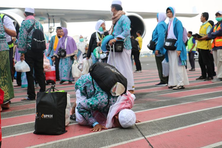 Jemaah haji embarkasi Surabaya melakukan sujud sebagai wujud rasa syukur setelah mendarat di Bandara Juanda, Selasa (4/7/2023).