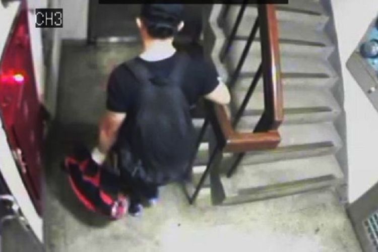 Rekaman CCTV memperlihatkan Gary Chu membawa kantong yang diduga berisi potongan tubuh Yee-min Huang pada 22 Mei lalu.
