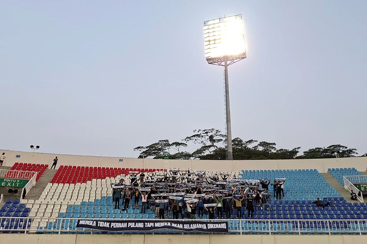 135 Aremania membentangkan nama-nama korban Tragedi Kanjuruhan saat laga pekan ke-4 Super League 2026-2027 yang berakhir dengan skor 2-2 di Stadion Kanjuruhan kepanjen, Kabupaten Malang, Sabtu (10/10/2026) sore.