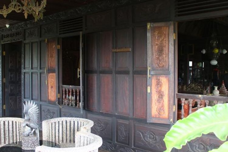 Teras yang lebar dengan jendela yang penuh ukiran, hal tersebut yang selalu ada di rumah adat Bugis, di Soppeng.