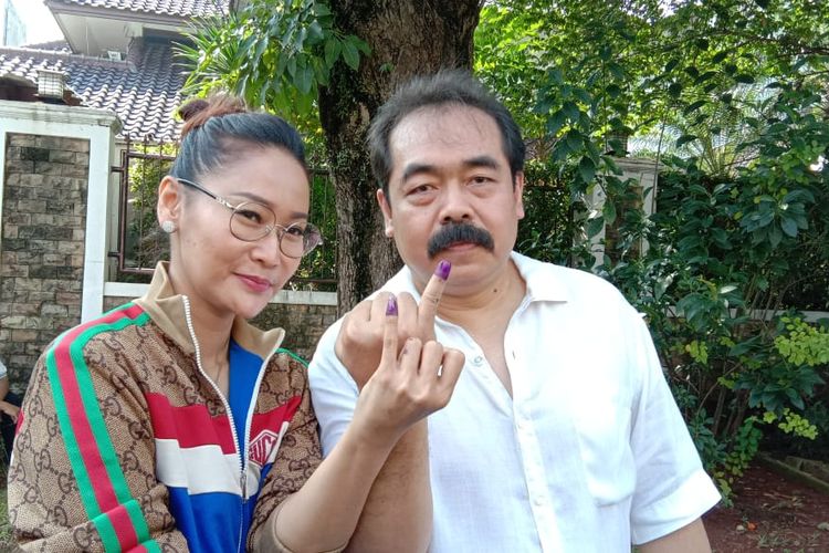 Inul Daratista dan suaminya, Adam Suseno,  menggunakan hak pilihnya di TPS 171, Pondok Indah, Jakarta Selatan, Rabu (17/4/2019).