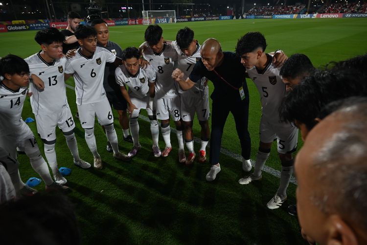 Pelatih Timnas U17 Indonesia, Nova Arianto, (ketiga kanan) memberikan arahan kepada anak asuhnya sebelum bertanding melawan Timnas Zambia pada laga Grup H Piala Dunia U17 di Lapangan 7 Aspire Zone, Doha, Qatar, Selasa (4/11/2025).