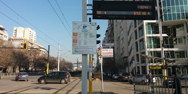 Tempat pemberhentian tram di Sofia, Bulgaria.