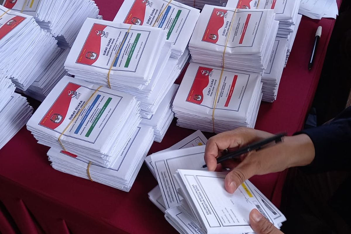 Contoh surat suara yang digunakan dalam simulasi pemungutan suara di Kantor KPU RI, Selasa (22/3/2022).