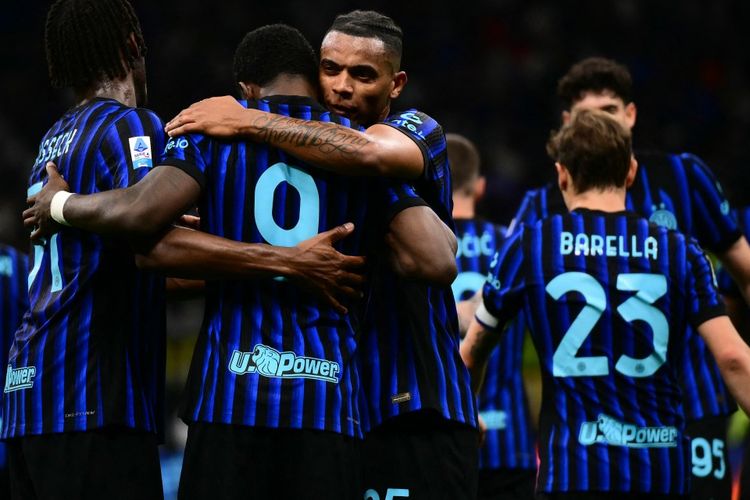 Marcus Thuram merayakan gol dengan rekan satu timnya dalam pertandingan sepak bola Serie A Liga Italia antara Inter Milan vs Parma di stadion Giuseppe Meazza di Milan, pada 3 Mei 2026. (Foto oleh Marco BERTORELLO / AFP)