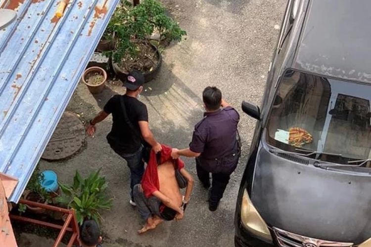 Seorang pria berusia 27 tahun ditangkap polisi karena menikam anak perempuannya yang masih berusia 18 bulan di apartemennya di  di Puchong Permai, Selangor, Malaysia, pada Sabtu (12/12/2020) pekan lalu.