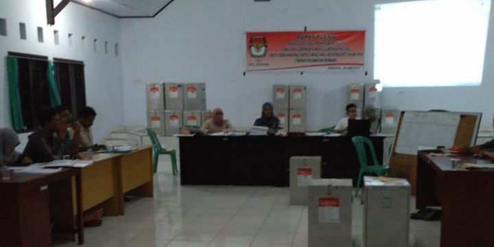 Suasana pleno tingkat kecamatan di PPK Kecamatan Sendana, Kabupaten Palopo, Sulawesi Selatan, Jumat (29/6/2018).