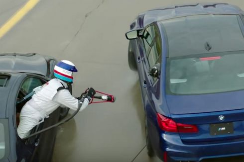 Ekstrem, BMW Isi Bensin M5 Sambil “Nge-drift” (Video)