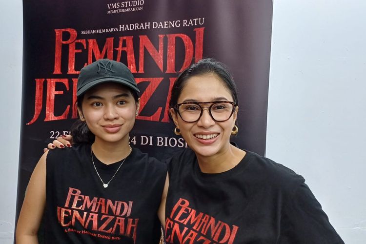 Aghniny Haque dan Amara Sophie usai menjajal wahana rumah hantu Pemandi Jenazah yang terletak di Mall Ciplaz Klender, Jakarta Timur, Jumat (9/2/2024). 