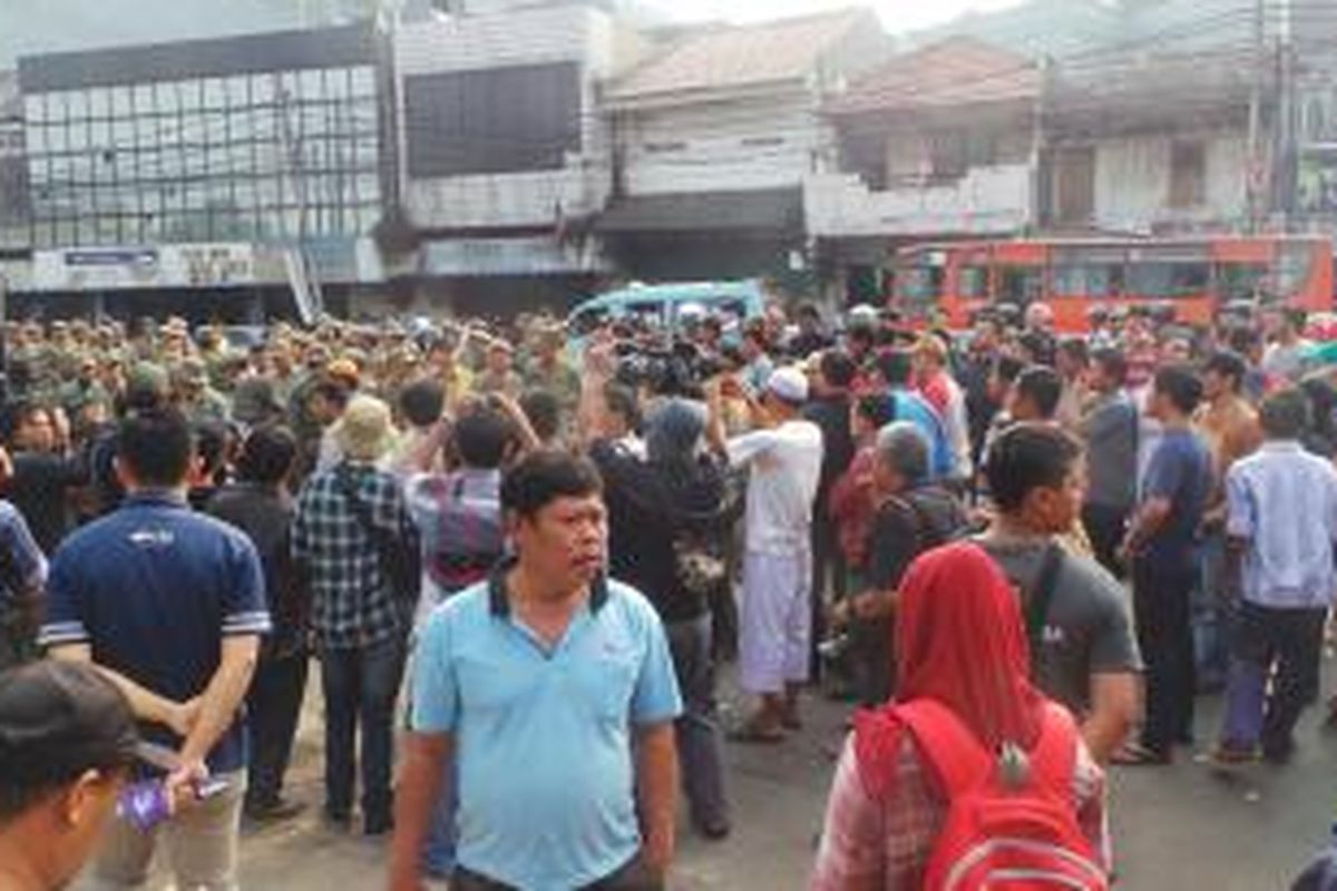 Warga Kampung Pulo berhadap-hadapan dengan petugas. Bentrokan singkat pecah di Jalan Jatinegara Barat, Jakarta Timur. Kamis (20/8/2015).