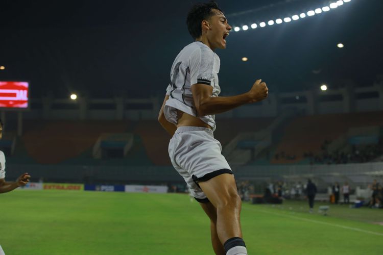 Pemain Timnas U22 Indonesia Rafael William Struick berselebrasi seusai mencetak gol saat pertandingan  melawan Mali di Stadion Pakansari, Kabupaten Bogor, Selasa (18/11/2025).