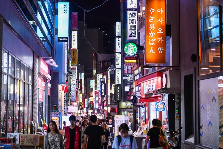 Myeong-dong, salah satu kawasan utama wisata belanja di Seoul, Korea Selatan. Gambar diambil pada 24 April 2019. 