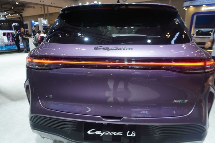 Bodi kokoh nan futuristik SUV premium LEPAS L8.